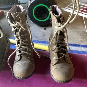 Gray toddler size 8 boots